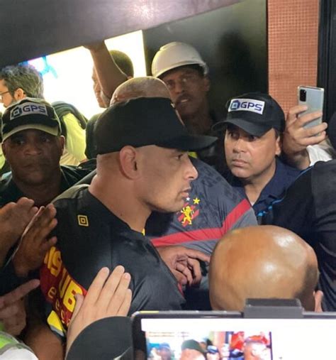 Novo reforço do Sport desembarca em Recife e deve ser .